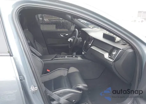 2022 Volvo S60 B5 Black Edition R-Design/B5 R-Design z USA, uszkodzony, nr VIN 7JRL12TM3NG174018